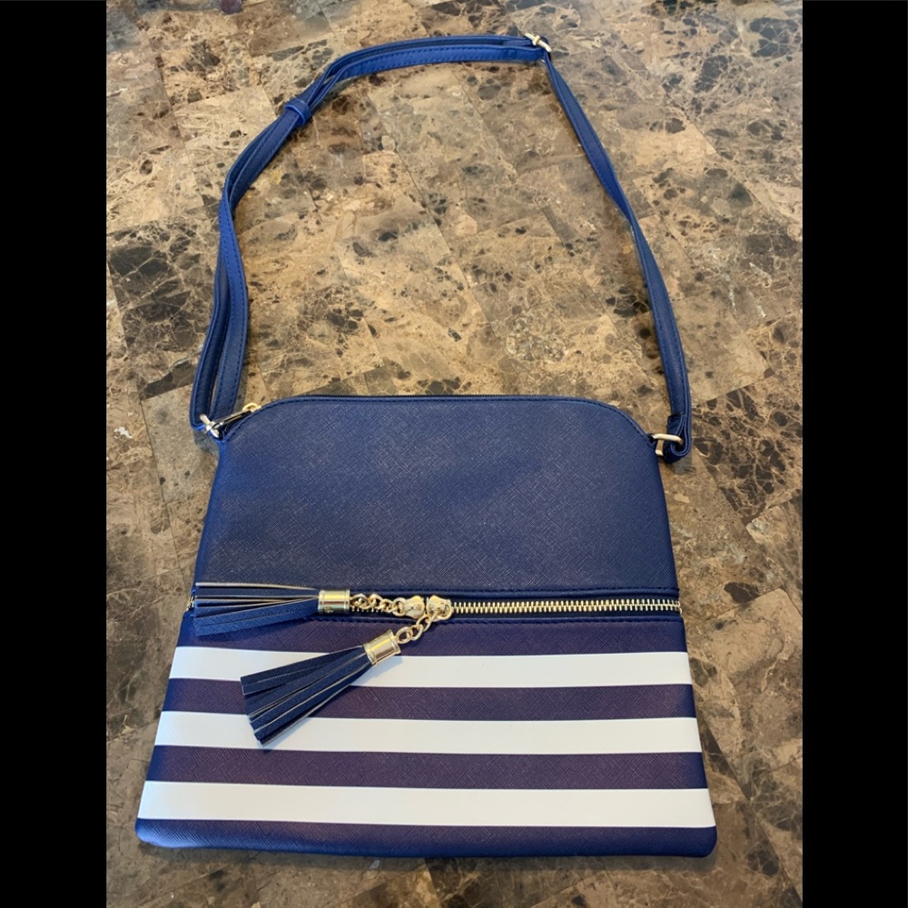 Shoulder or crossbody purse.